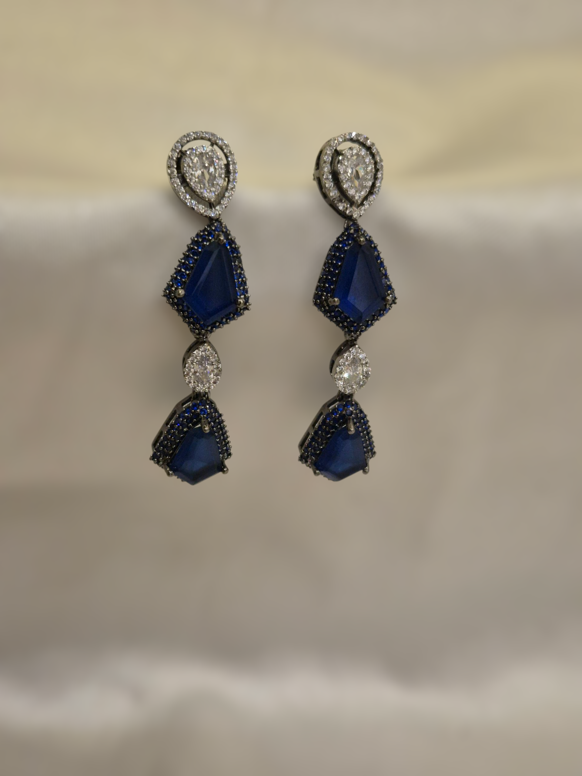 Hiraola's Product Image
